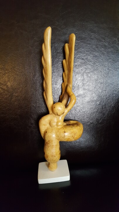 Scultura intitolato "Flying woman" da Max Bernard, Opera d'arte originale, Legno