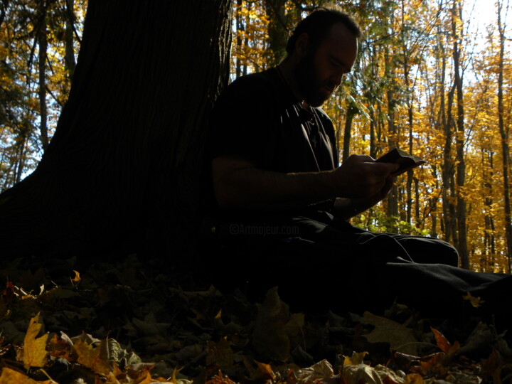 Self-Portrait, reading from The Holy Bible. 摄影