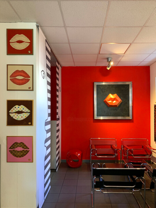 RED GLITTER LIPS 雕塑, 45.3x45.3 in