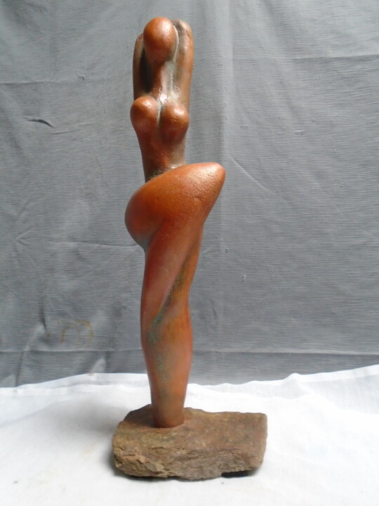 Grande femme debout stylisée ,terre patinée socle en pierre 雕塑, 19.7x5.1 in