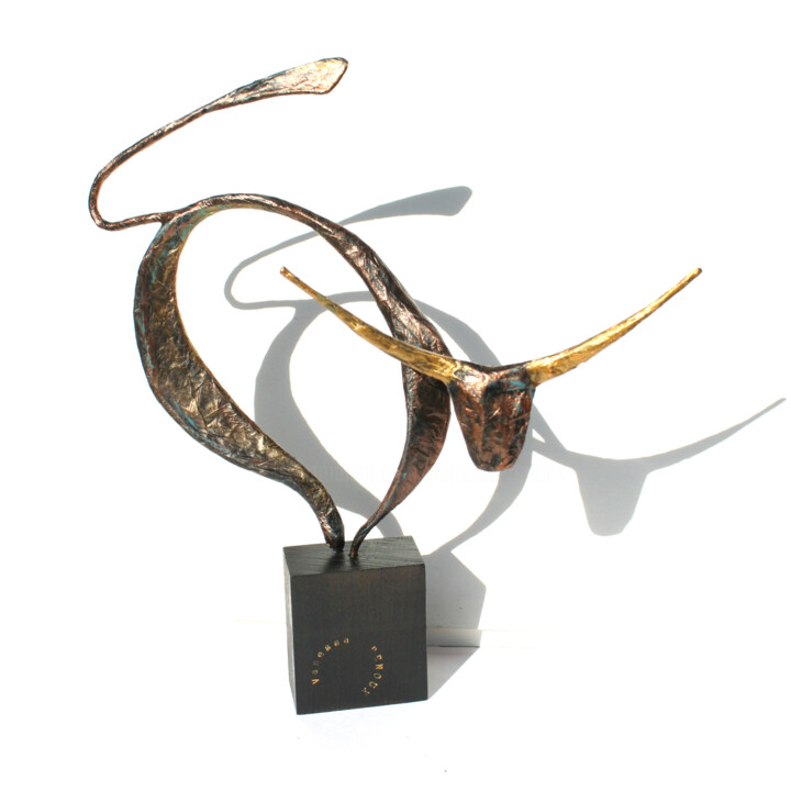 "Cornes d'or" Sculpture de Taureau en papier 雕塑, 13.8x12.2 in
