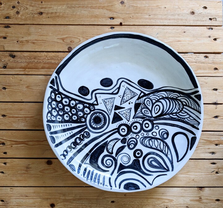 grand plat en faïence blanche décor noir et blanc 雕塑, 16.1x16.1 in