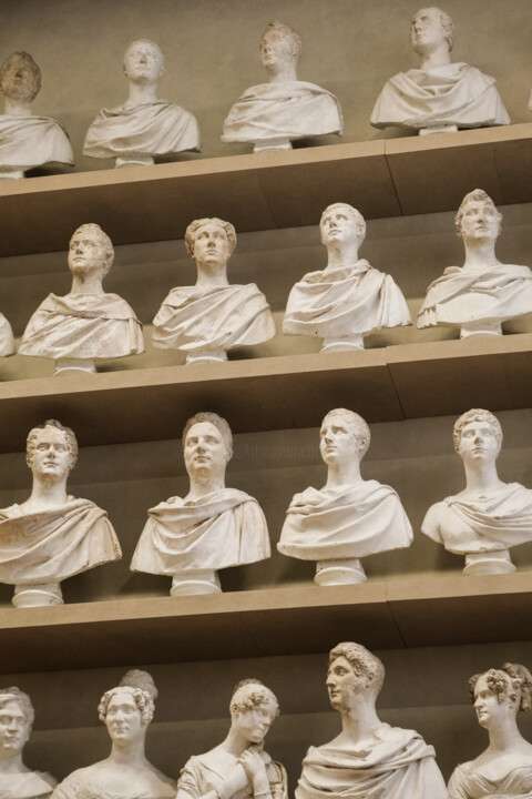 row of statues 摄影
