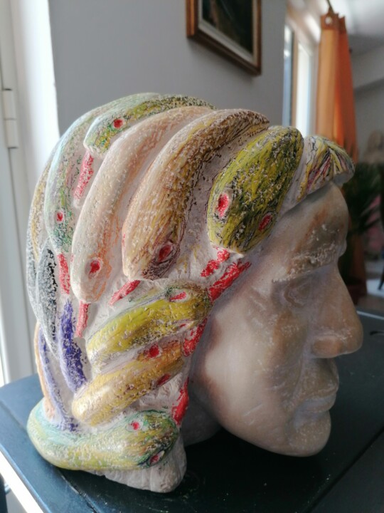 Scultura intitolato "MEDUSA "arcobaleno"" da Nazareno Spinelli, Opera d'arte originale, Pietra