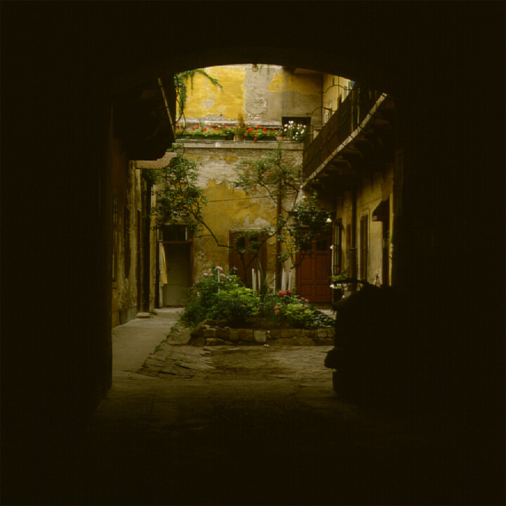 69 Budapester Innenhof 摄影, 31.5x31.5 in