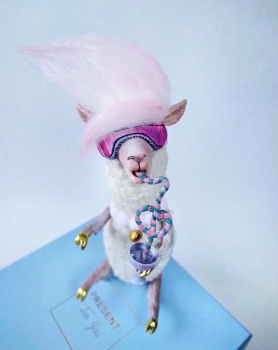 Sculpture Golden-Hoofed Lama: Cozy Cocktail Relaxation in VR 雕塑, 16x5 in