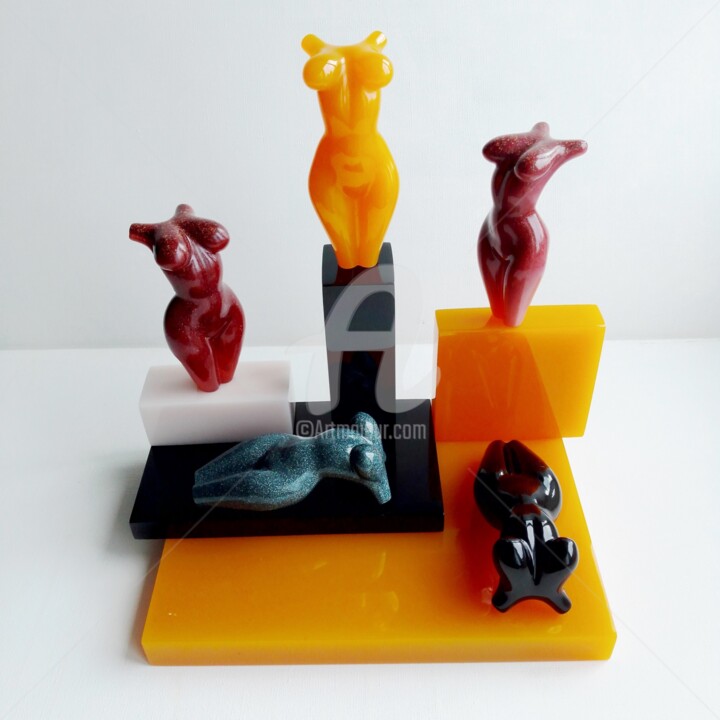 5GIRLS2 DIFFERENT ON 5YELLOW-BLACK-WHITE PODIUMS 1-5 雕塑, 13.8x11.4 in