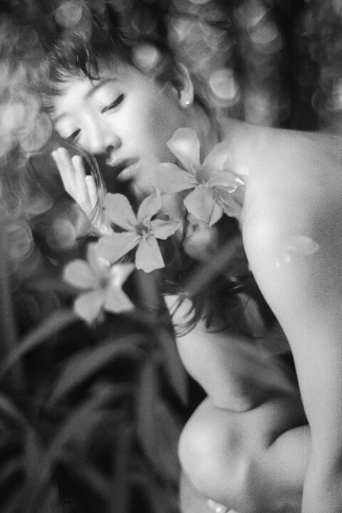 And she wakes 摄影, 17.7x11.8 in