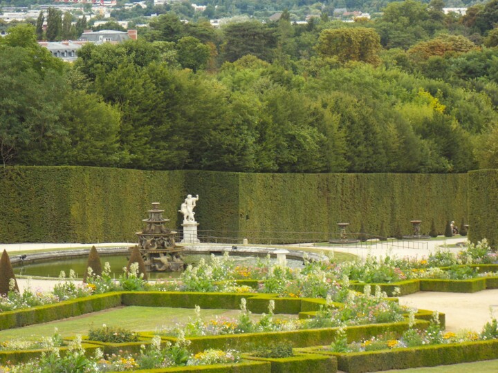 Detailed Fountains and Curated Landscape 摄影