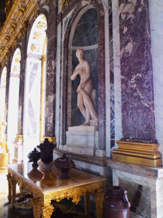 Marble Modesty 摄影