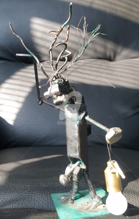 Sculptuur getiteld "The Killing of a Sa…" door Krisline, Origineel Kunstwerk, Metalen