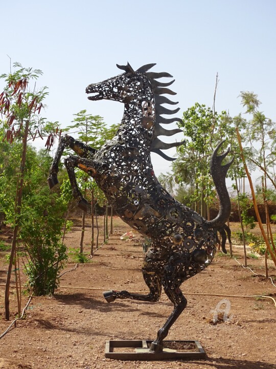 Sculpture cheval cabré Ferrari en métal recyclé 雕塑, 118.1x23.6 in