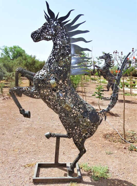 Sculpture écheval cabré Ferrari en métal recyclé 雕塑, 118.1x23.6 in