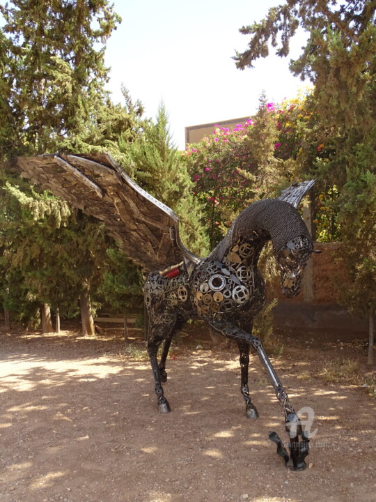 Sculpture cheval pgase au trôt ailé en métal recyclé 雕塑, 100.4x29.5 in