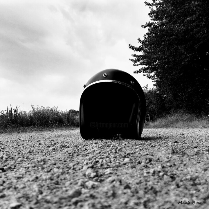 helmet on the road 摄影