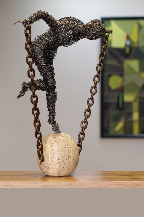 In chains 雕塑, 18.9x18.9 in