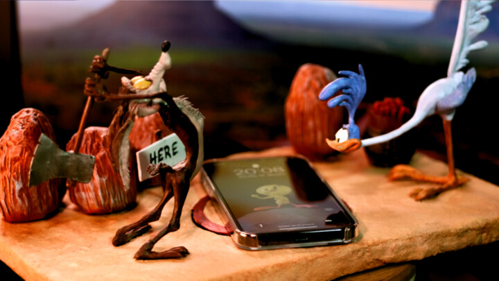 Chasing the Charge: Road Runner and Wile E. Coyote Diorama 雕塑, 6.3x12.6 in