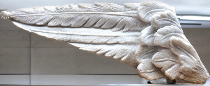 Sculptuur getiteld "fragment d'aile" door Florence Jarrige, Origineel Kunstwerk, Steen