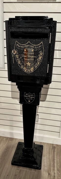 50’s mailbox – Dom Pérignon 雕塑, 44x12 in