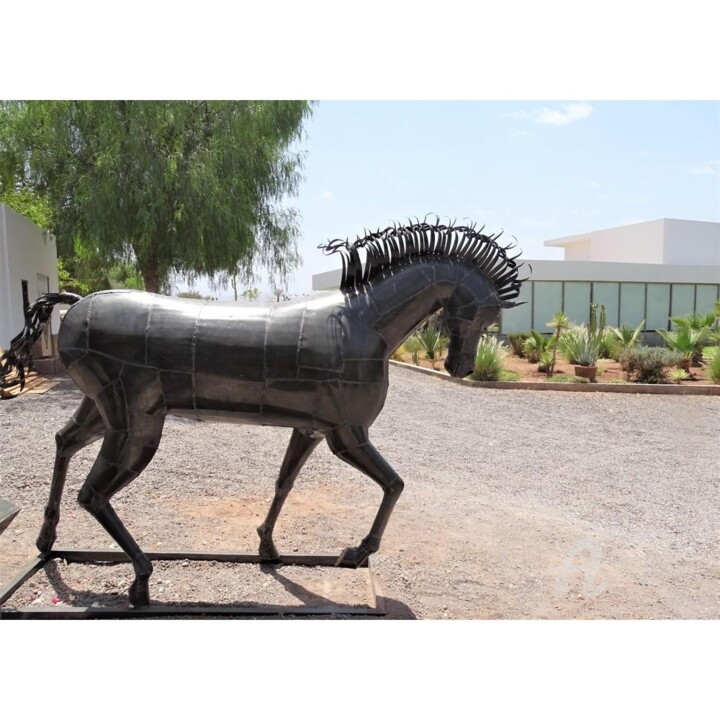 CHEVAL AU TROT Tôlé 雕塑, 102.4x27.6 in
