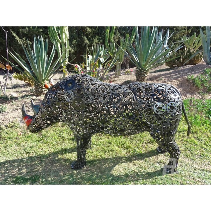 RHINOCEROS 雕塑, 27.6x90.6 in