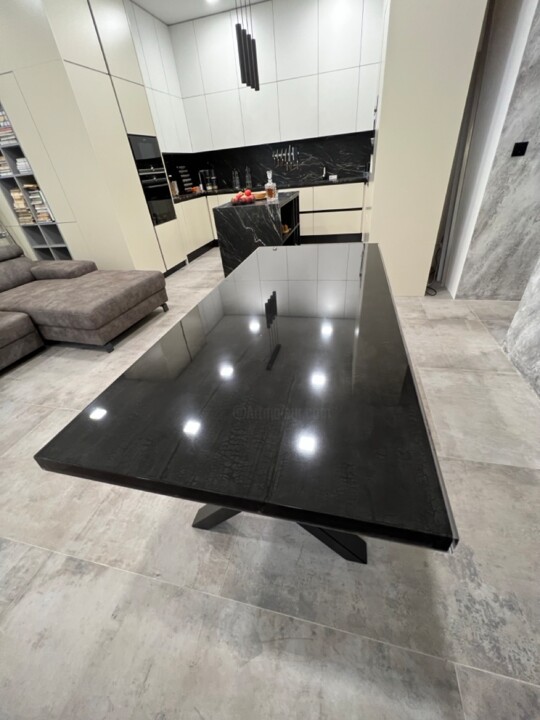 Black mirror table