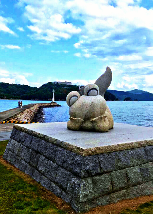 Taiwan - A Statue of Happy Animal by the River 摄影