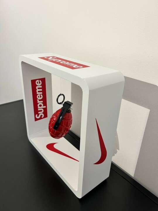 Cazzimma Bomb Red Supreme edition 雕塑, 11.8x11.8 in