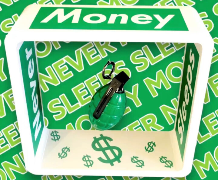 Cazzimma Bomb Green Money Never Sleeps edition 雕塑, 11.8x11.8 in