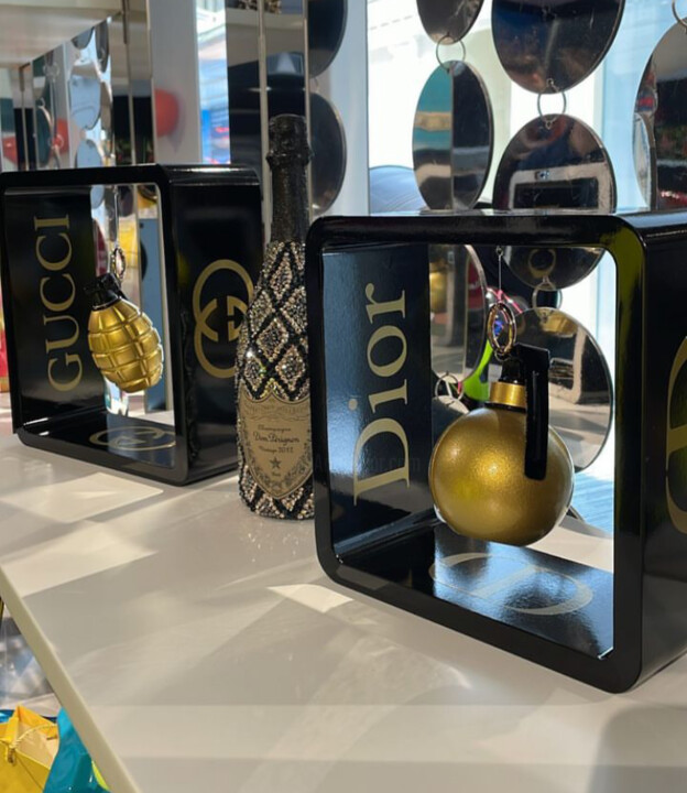 Cazzimma Bomb - Gold Dior e Gucci edition 雕塑, 9.8x9.8 in