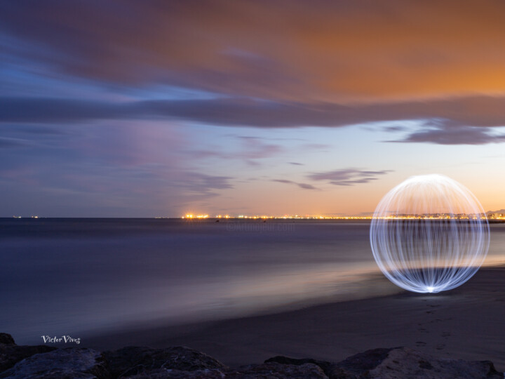 Esfera en la playa. 摄影