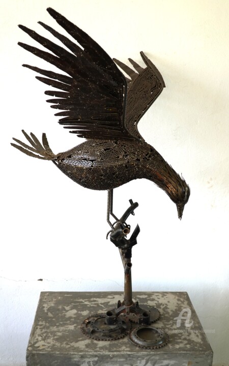 Aigle en métal recyclé 雕塑, 47.2x43.3 in