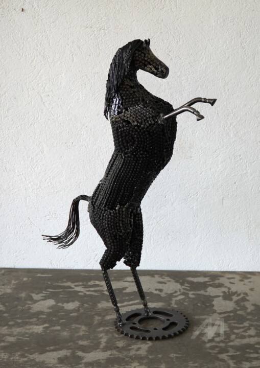 Petit cheval cabre en metal recyclé 雕塑, 23.2x5.9 in