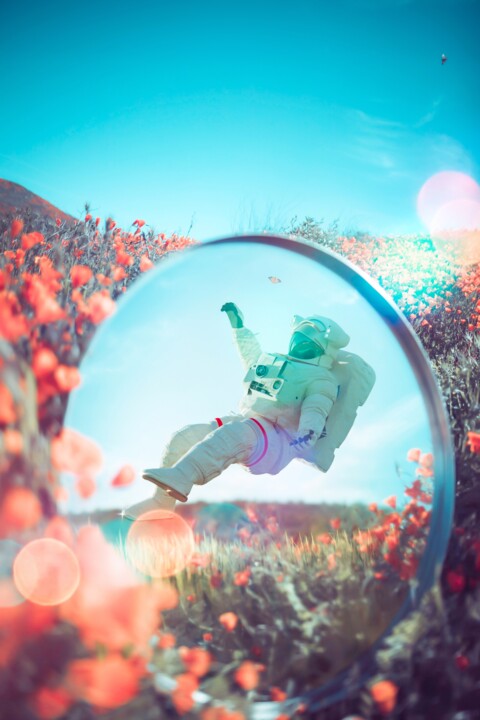 Astronaute flottant dans le reflet d'un miroir 数字艺术