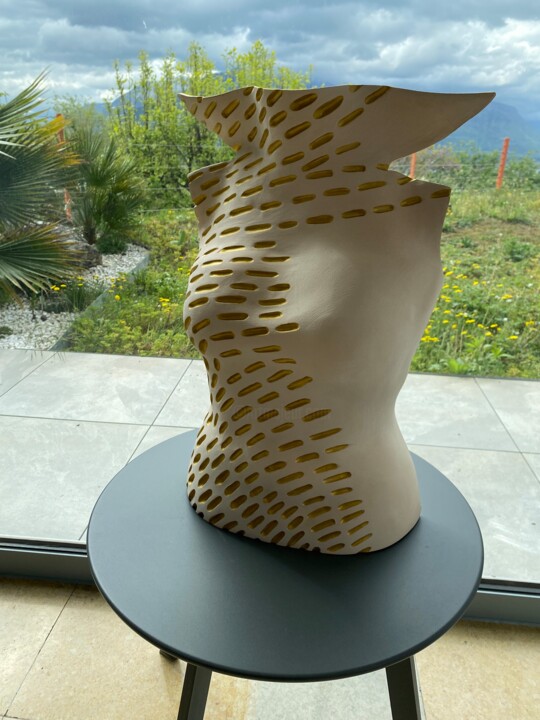 Elvis Has Left The Building 雕塑, 19.7x13 in