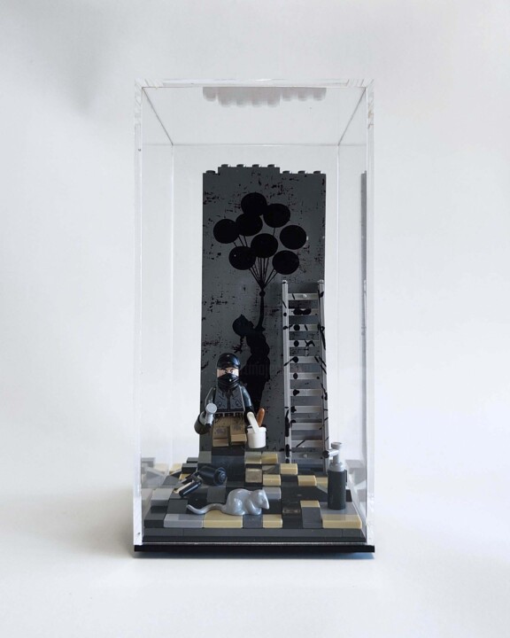 Banksy THE WALLED OFF HOTEL " flying balloon girl " lego 雕塑, 7.4x3.7 in