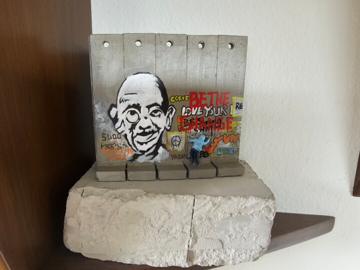 "Mahatma Gandhi Wall…" başlıklı Heykel Banksy tarafından, Orijinal sanat, Çimento