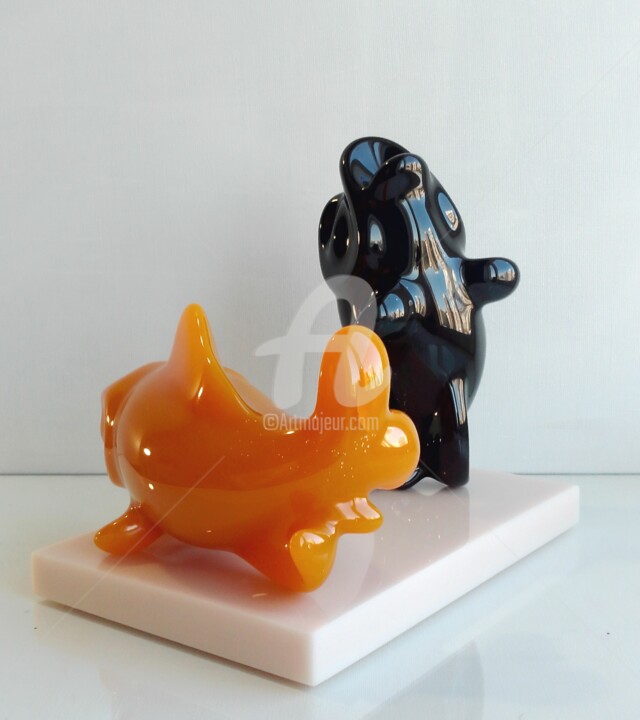 2FISH2 BLACK & YELLOW ON WHITE PODIUM5 (C. 2) 雕塑, 10.2x11.4 in