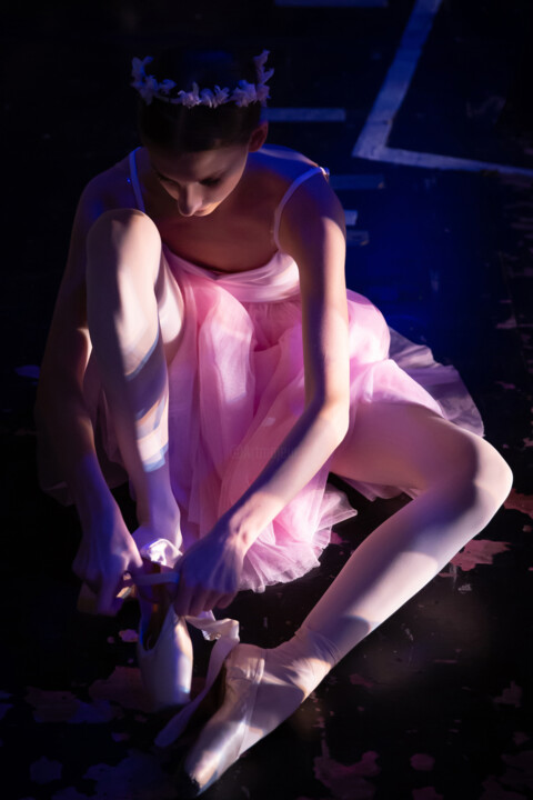 제목이 "Ballerina backstage."인 사진 Dmitrii Kiselev로, 원작, 디지털