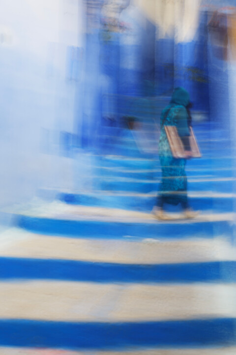 Blue Stairs in Chefchaouen. Fotoğraf, 27,2x18,1 in