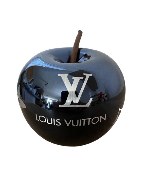 Sculptuur getiteld "Pomme de luxe Vuitt…" door Tisel’Art, Origineel Kunstwerk, Collages