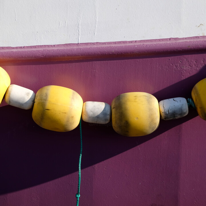 Flotteurs jaunes sur coque violette 摄影