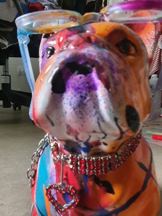 Luxushund. Buldog Français mit Brille und Halsband. Street a 雕塑, 8.3x7.1 in