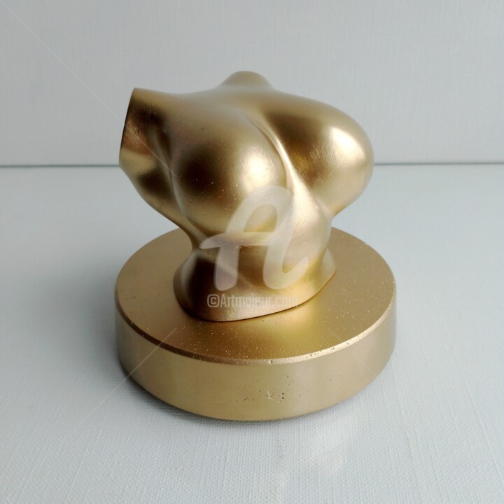 1 WOMAN 9 GOLDEN VERTICALLY ON A GOLDEN ROUND PODIUM6 雕塑, 3.5x4.3 in
