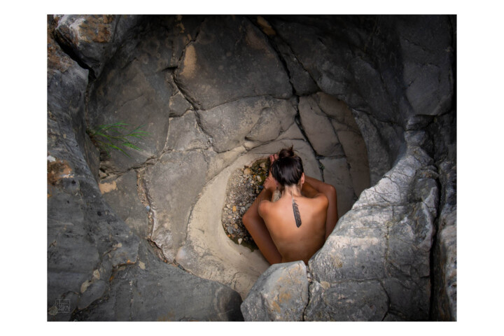 Photography titled "Au fond du trou" by Tato, Original Artwork, Digital Photography