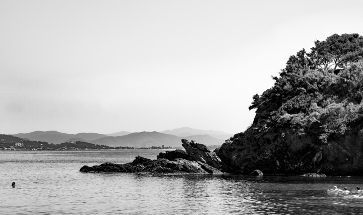 Photographie intitulée "Vue d'une calanque." par Aurélien Comte, Œuvre d'art originale, Photographie numérique