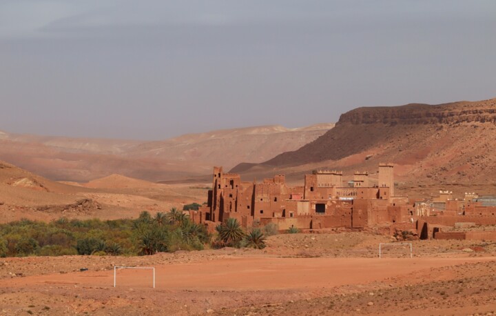 Maroc, terrain de foot et Ksar Fotografia, 13,4x19,7 in