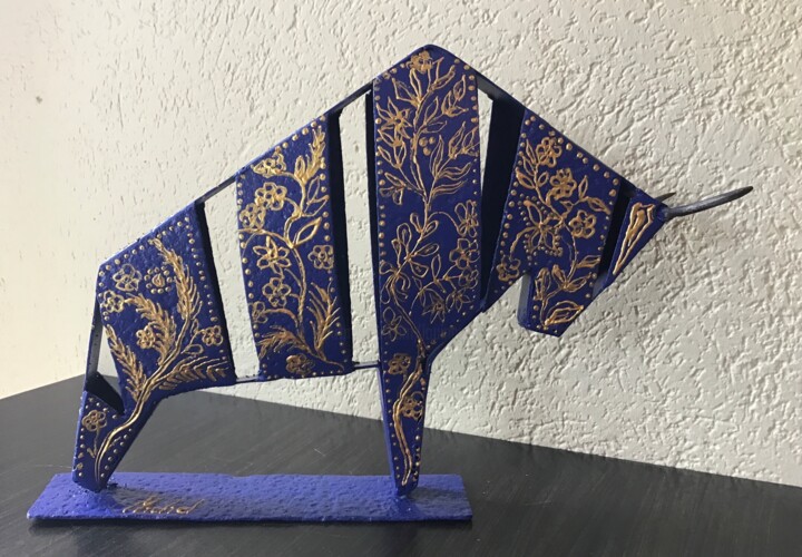 Toro en habit de lumières Sculpture, 5.5x8.3 in
