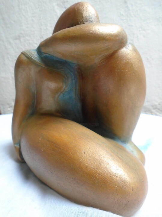 Femme assise bras sur son genou 雕塑, 6.3x5.9 in