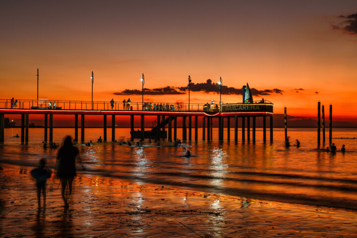 Photographie intitulée "Red pier" par Ori Junior, Œuvre d'art originale, Photographie numérique